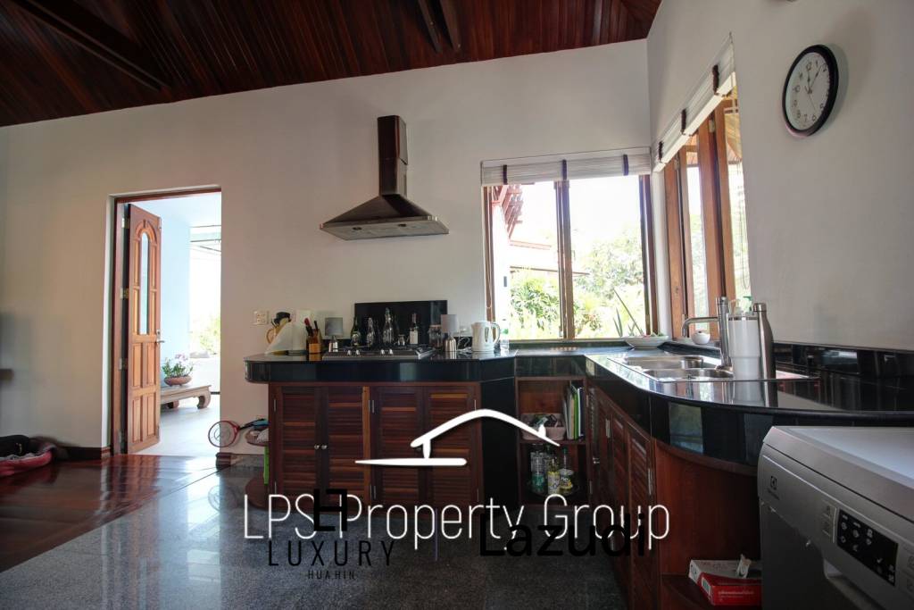 Unique 4 Bed Luxury Villa close to town (Sea Views)