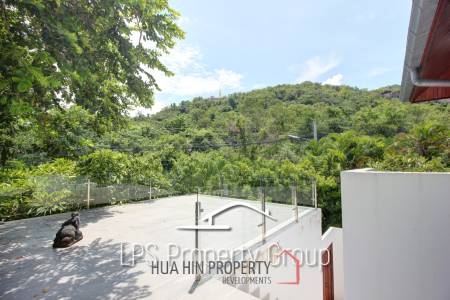 Unique 4 Bed Luxury Villa close to town (Sea Views)