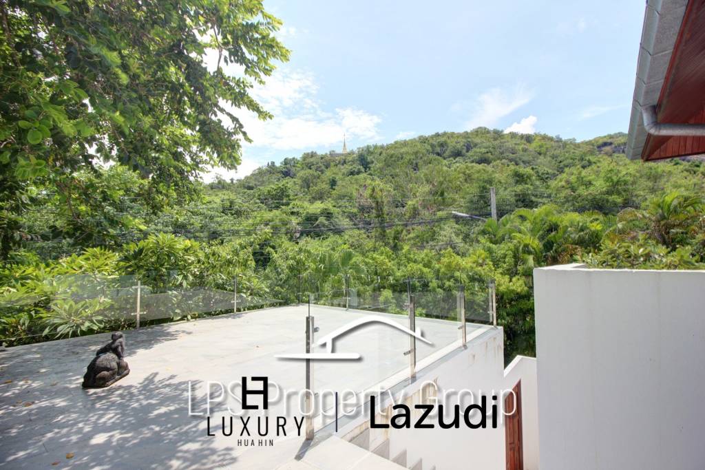 Unique 4 Bed Luxury Villa close to town (Sea Views)