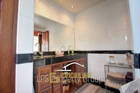 White Lotus 1: Außergewöhnlich und hochwertige 4 Schlafzimmer Villa in Stadtnähe mit Meerblick