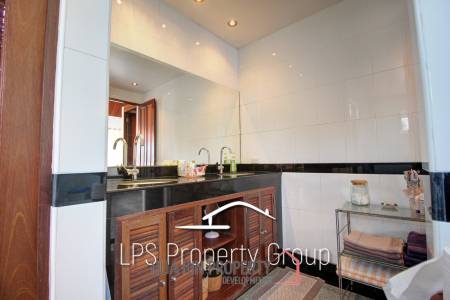 Unique 4 Bed Luxury Villa close to town (Sea Views)