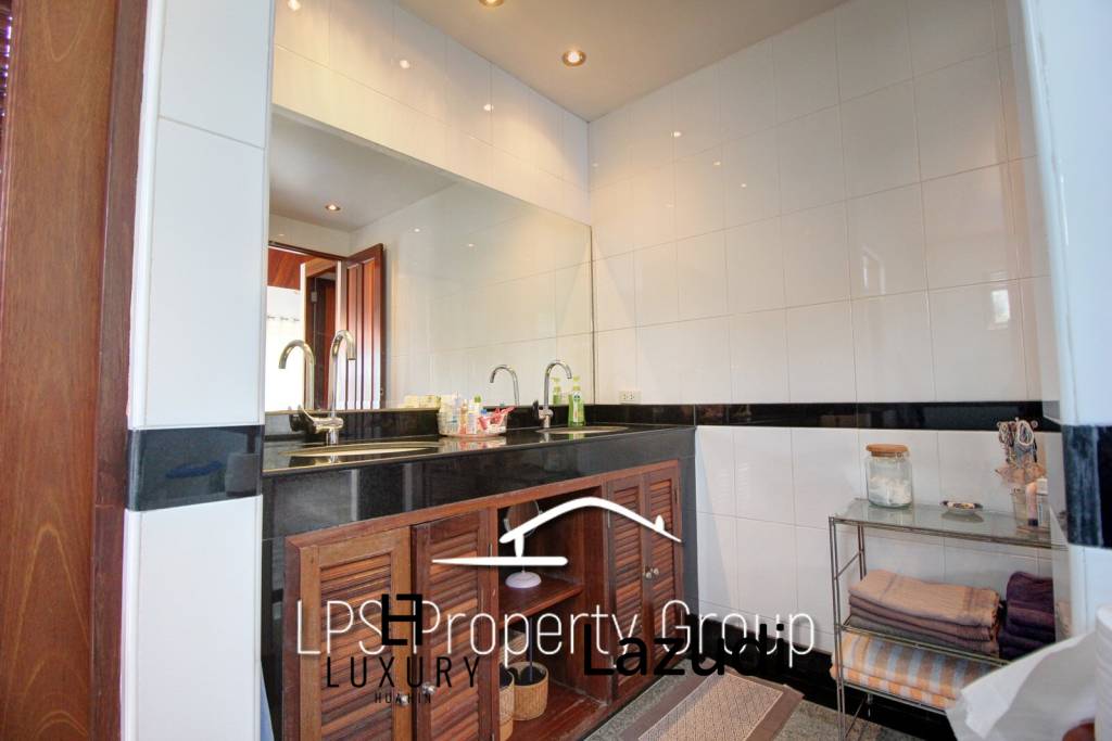 Unique 4 Bed Luxury Villa close to town (Sea Views)