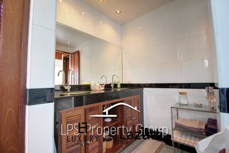 Unique 4 Bed Luxury Villa close to town (Sea Views)