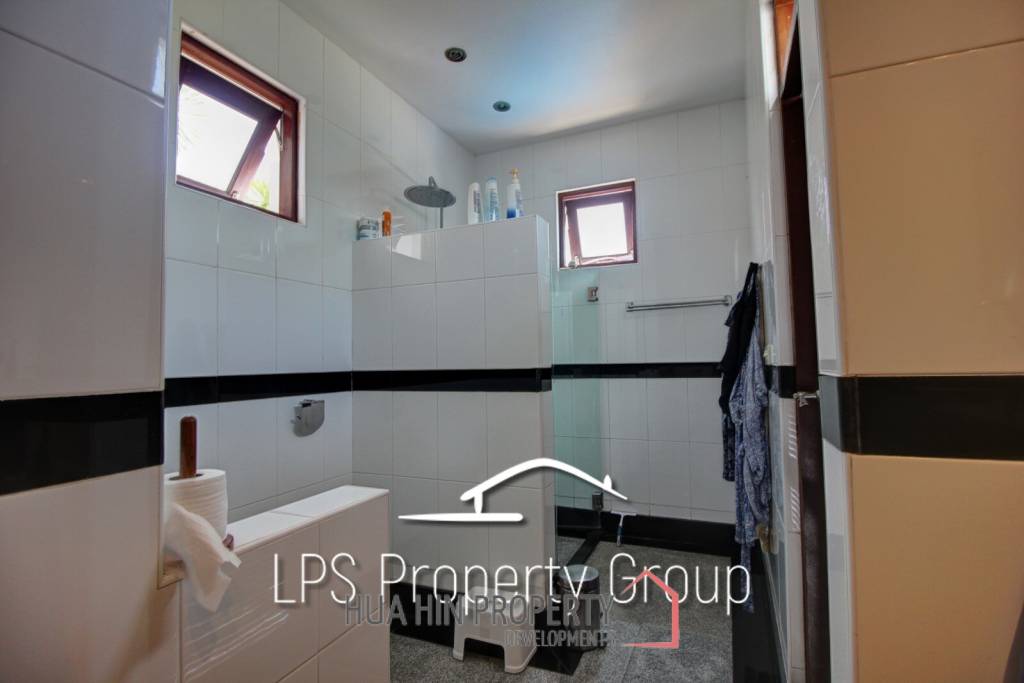 Unique 4 Bed Luxury Villa close to town (Sea Views)