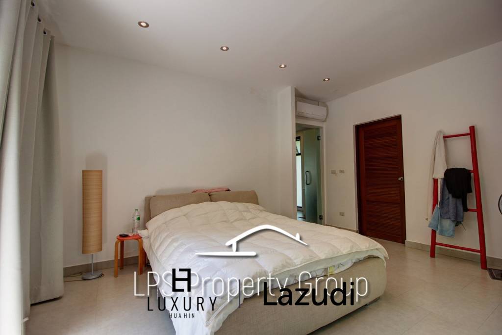 Unique 4 Bed Luxury Villa close to town (Sea Views)