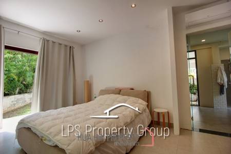 Unique 4 Bed Luxury Villa close to town (Sea Views)