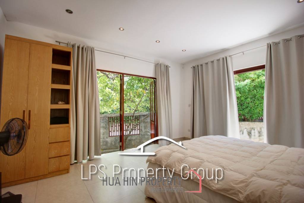 Unique 4 Bed Luxury Villa close to town (Sea Views)
