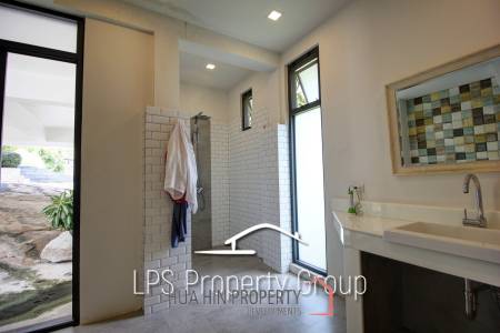Unique 4 Bed Luxury Villa close to town (Sea Views)