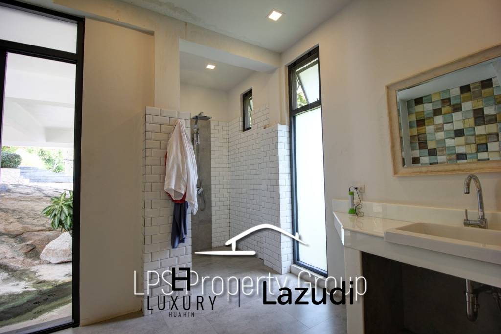 Unique 4 Bed Luxury Villa close to town (Sea Views)