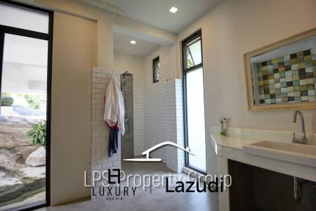 Unique 4 Bed Luxury Villa close to town (Sea Views)