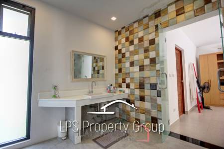 Unique 4 Bed Luxury Villa close to town (Sea Views)