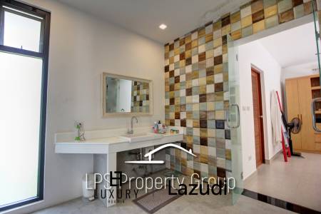 Unique 4 Bed Luxury Villa close to town (Sea Views)