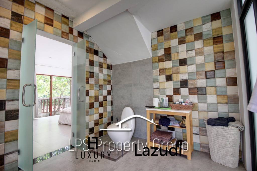 Unique 4 Bed Luxury Villa close to town (Sea Views)