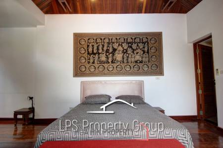 Unique 4 Bed Luxury Villa close to town (Sea Views)