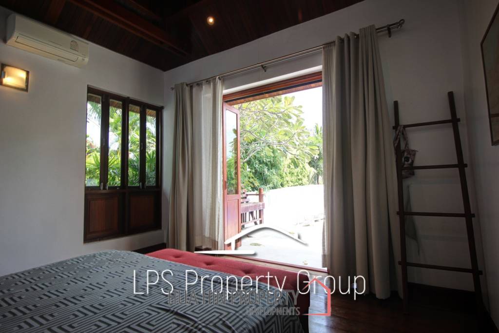 Unique 4 Bed Luxury Villa close to town (Sea Views)