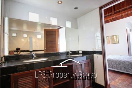 Unique 4 Bed Luxury Villa close to town (Sea Views)