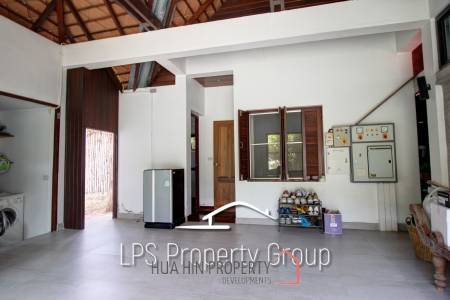 Unique 4 Bed Luxury Villa close to town (Sea Views)