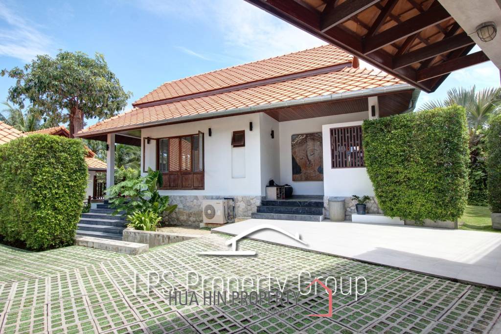 Unique 4 Bed Luxury Villa close to town (Sea Views)