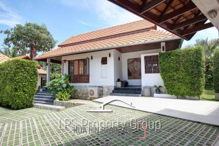 Unique 4 Bed Luxury Villa close to town (Sea Views)