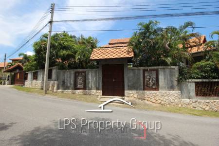 Unique 4 Bed Luxury Villa close to town (Sea Views)