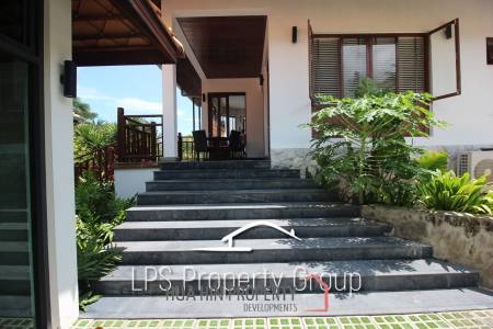 Unique 4 Bed Luxury Villa close to town (Sea Views)