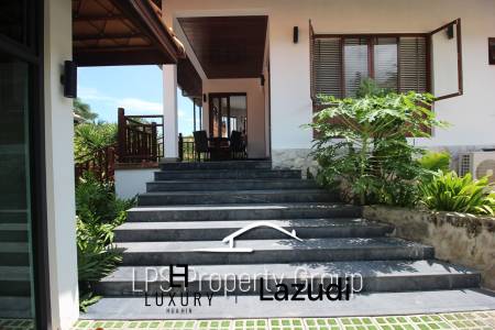 Unique 4 Bed Luxury Villa close to town (Sea Views)