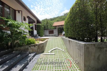Unique 4 Bed Luxury Villa close to town (Sea Views)
