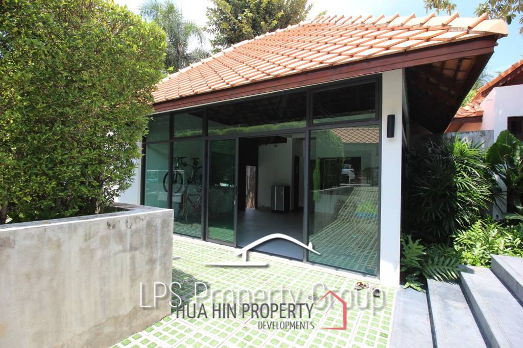 Unique 4 Bed Luxury Villa close to town (Sea Views)