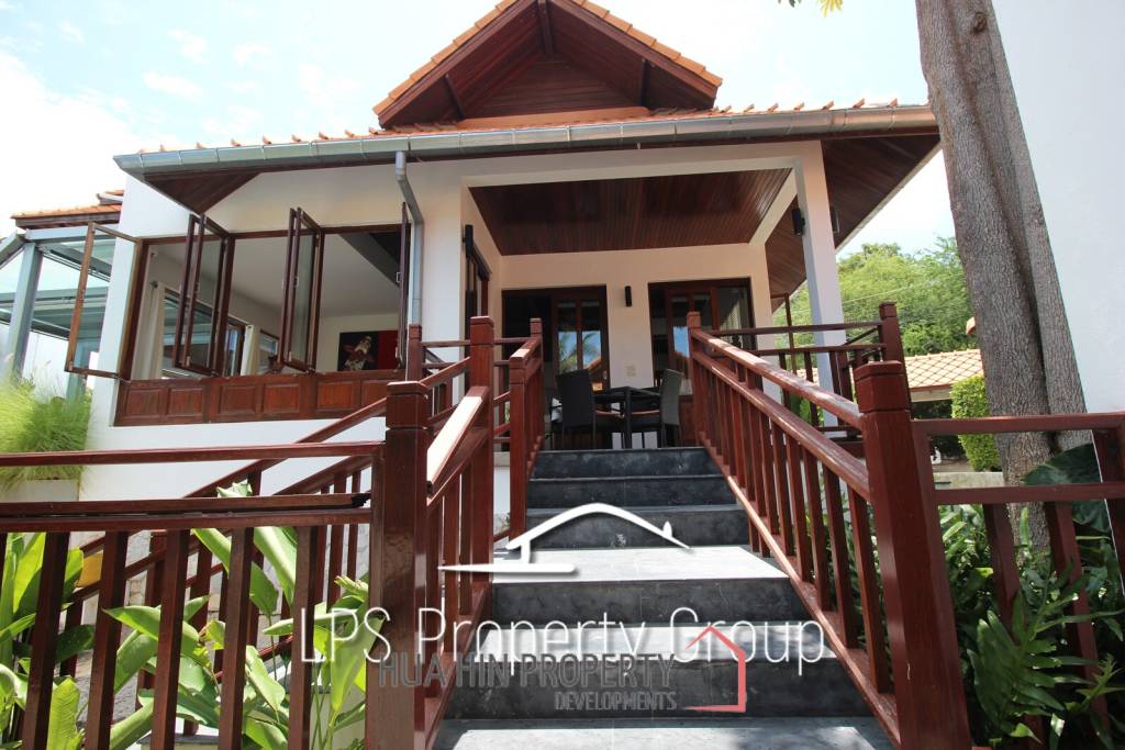 Unique 4 Bed Luxury Villa close to town (Sea Views)
