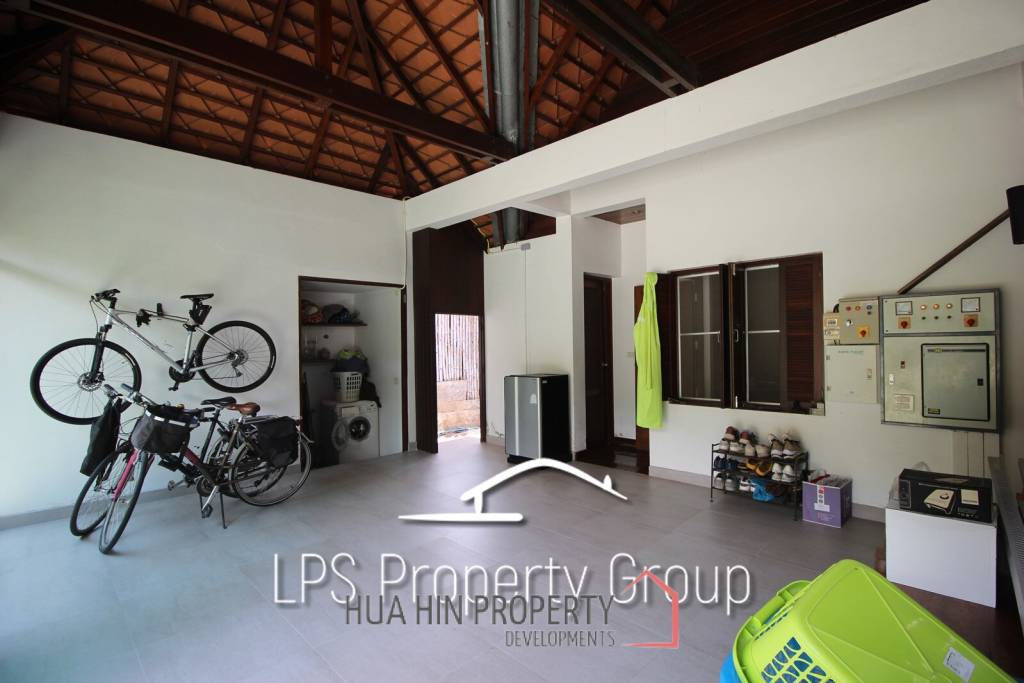 Unique 4 Bed Luxury Villa close to town (Sea Views)