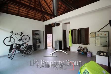 Unique 4 Bed Luxury Villa close to town (Sea Views)