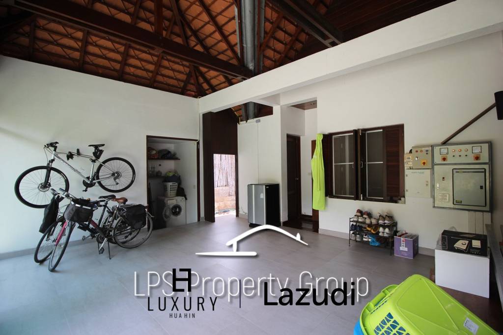 Unique 4 Bed Luxury Villa close to town (Sea Views)