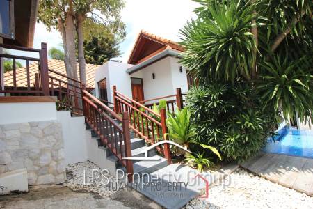 Unique 4 Bed Luxury Villa close to town (Sea Views)