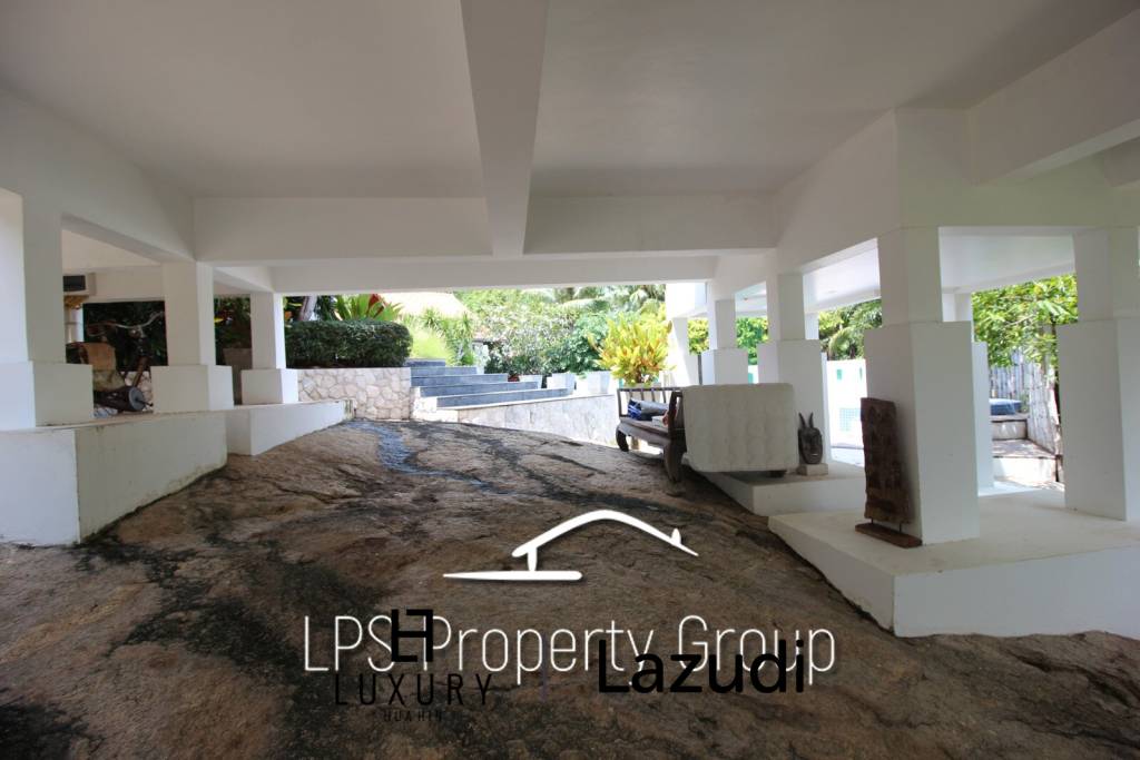 Unique 4 Bed Luxury Villa close to town (Sea Views)