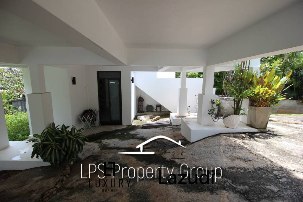 Unique 4 Bed Luxury Villa close to town (Sea Views)