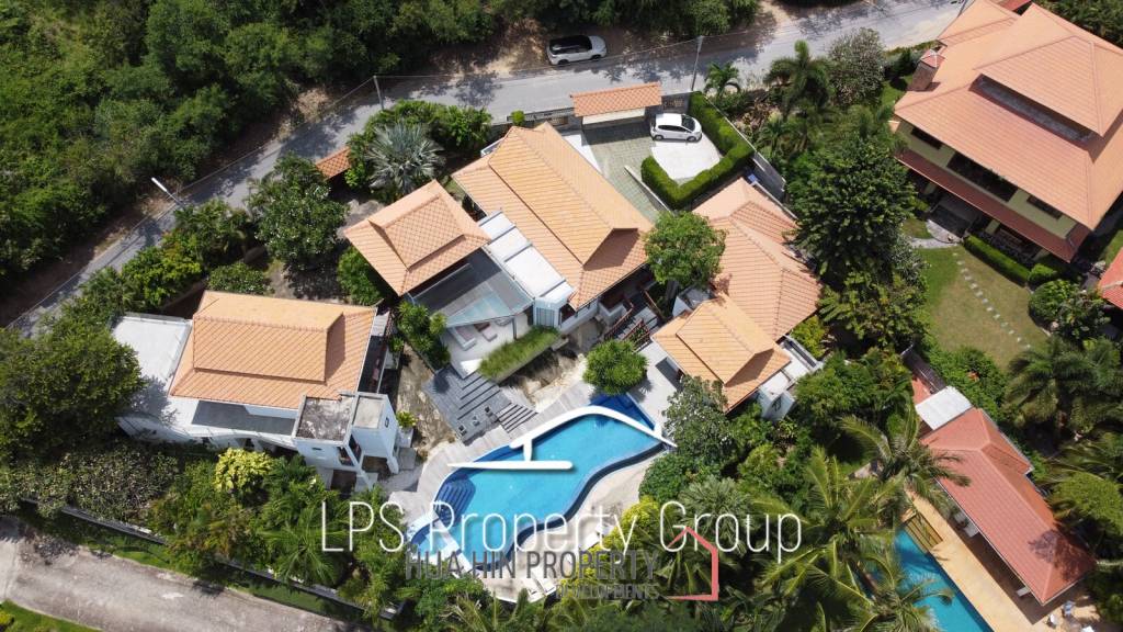 Unique 4 Bed Luxury Villa close to town (Sea Views)