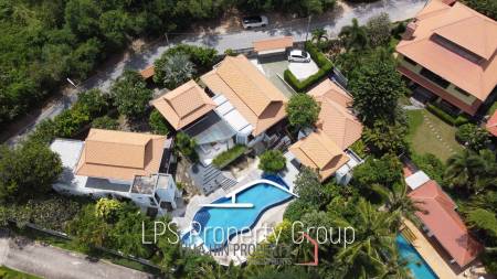 Unique 4 Bed Luxury Villa close to town (Sea Views)