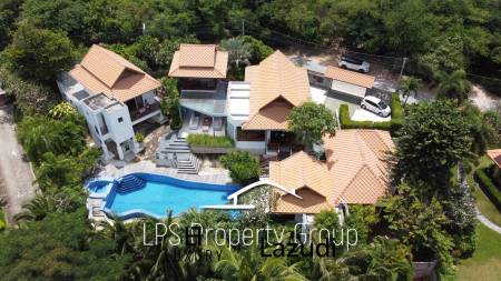 Unique 4 Bed Luxury Villa close to town (Sea Views)