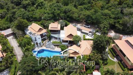 Unique 4 Bed Luxury Villa close to town (Sea Views)