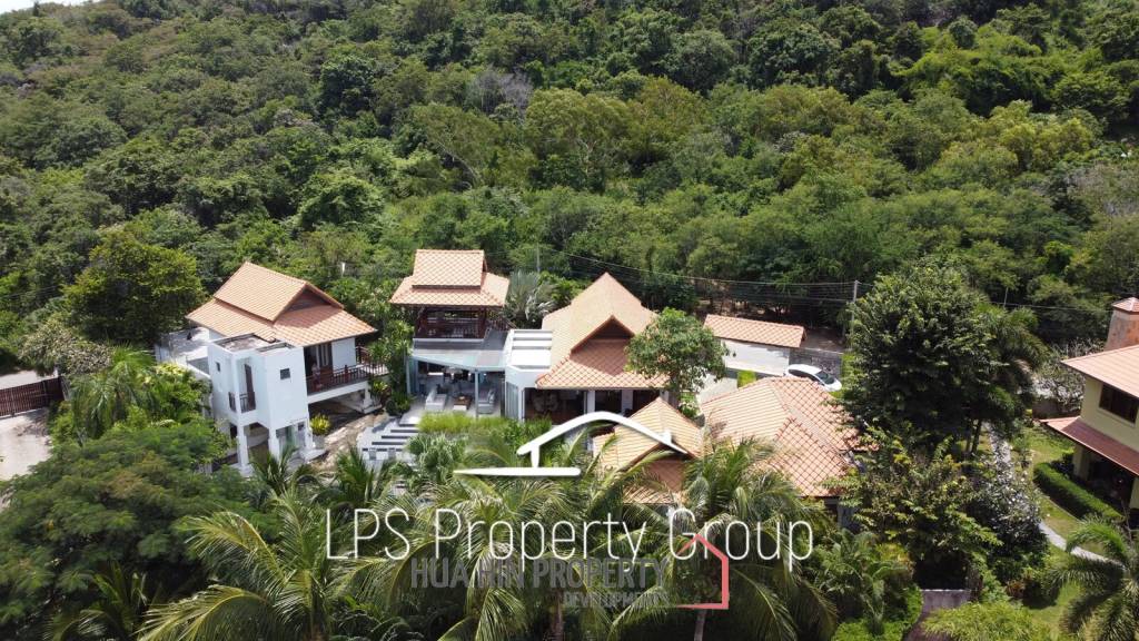 Unique 4 Bed Luxury Villa close to town (Sea Views)