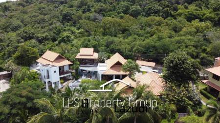 Unique 4 Bed Luxury Villa close to town (Sea Views)
