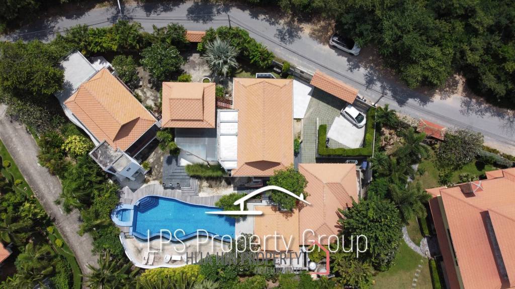 Unique 4 Bed Luxury Villa close to town (Sea Views)