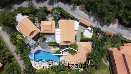 Unique 4 Bed Luxury Villa close to town (Sea Views)