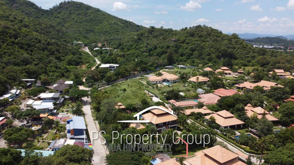 Unique 4 Bed Luxury Villa close to town (Sea Views)