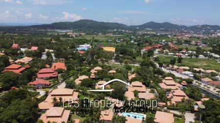 Unique 4 Bed Luxury Villa close to town (Sea Views)