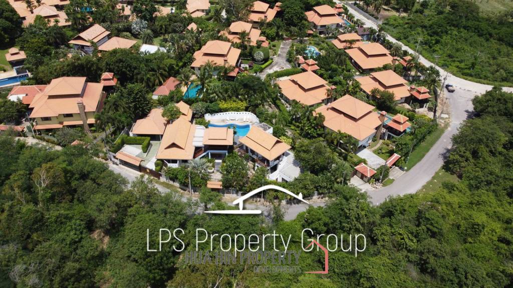 Unique 4 Bed Luxury Villa close to town (Sea Views)