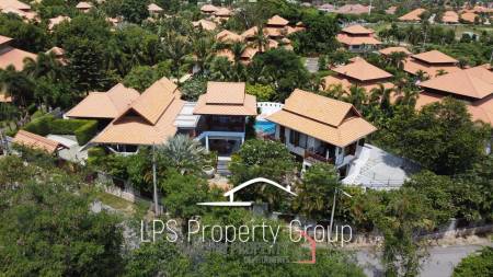 Unique 4 Bed Luxury Villa close to town (Sea Views)
