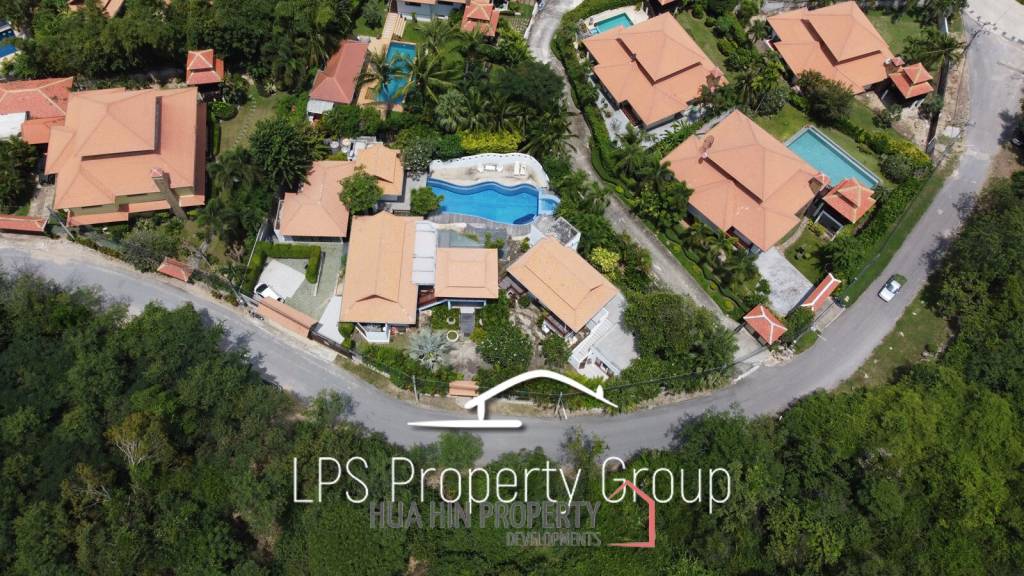 Unique 4 Bed Luxury Villa close to town (Sea Views)