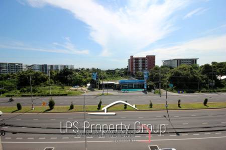 Four Story Commercial Building For Sale in Good Location