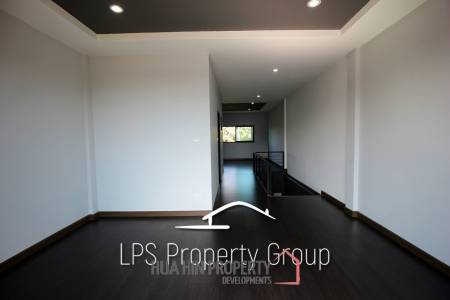 Four Story Commercial Building For Sale in Good Location